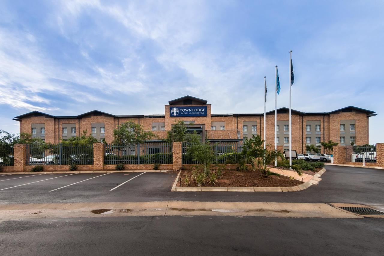 Town Lodge Gaborone Bagian luar foto